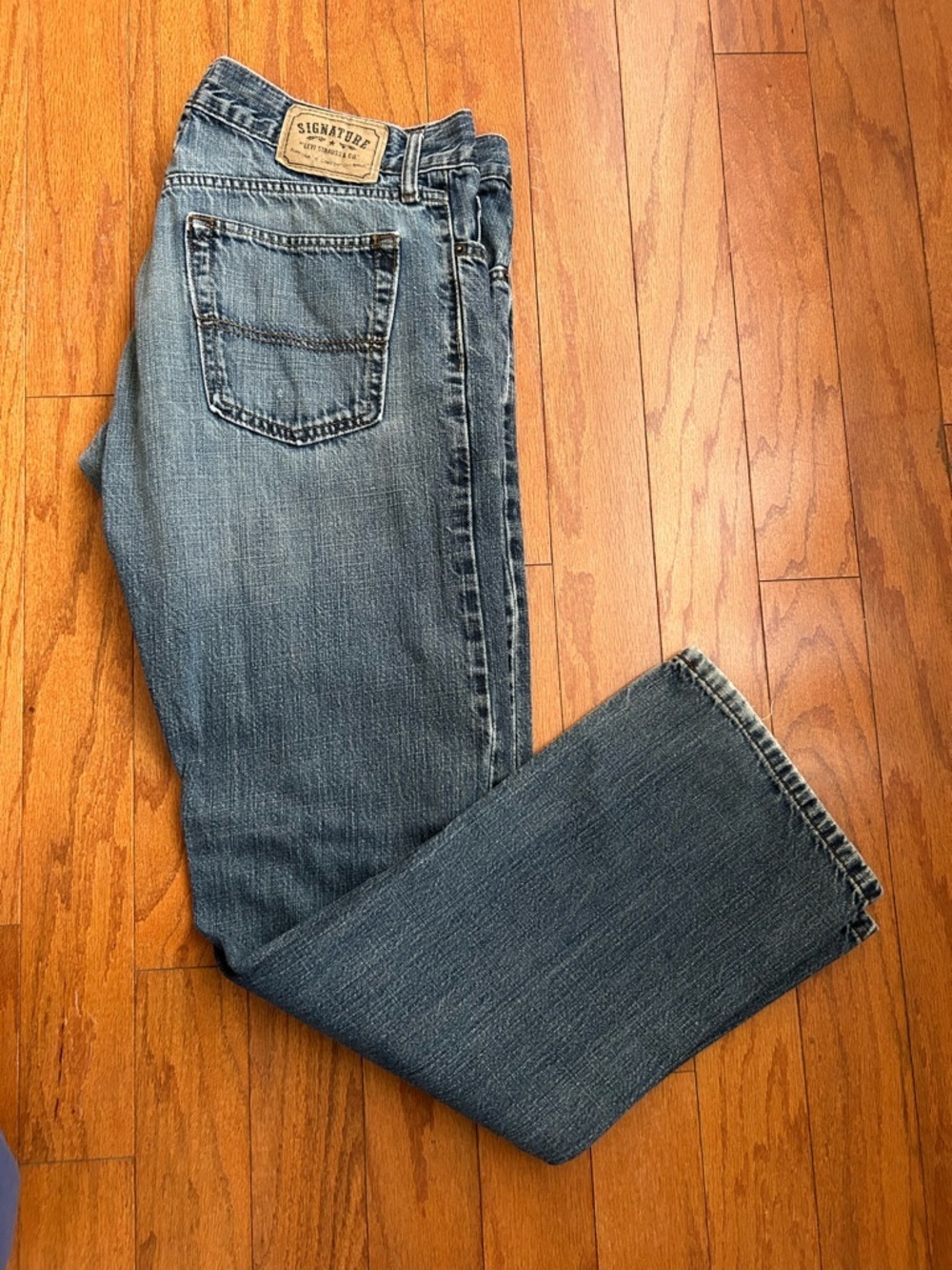 Signature by Levi Strauss Men’s Slim Straight Blue Jeans